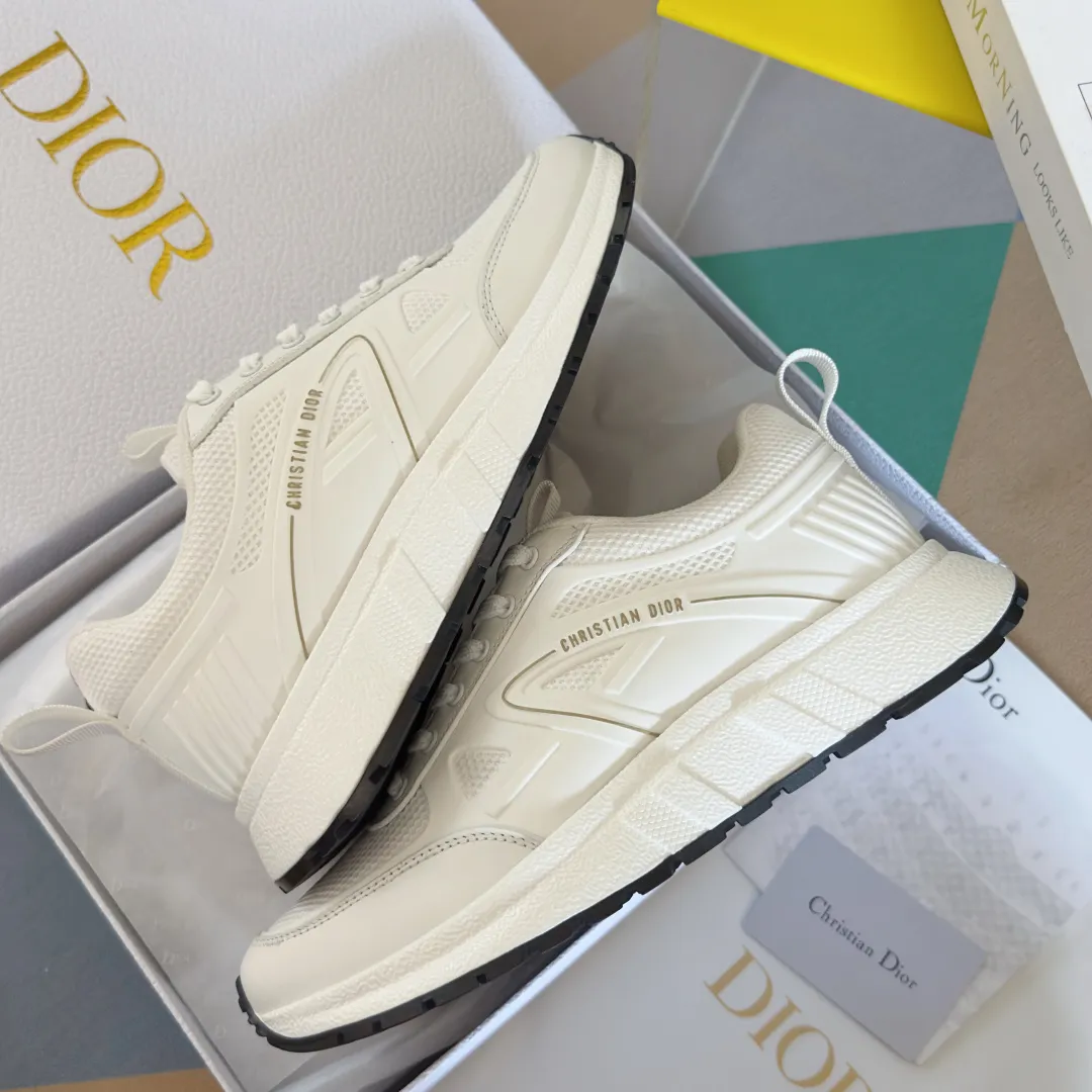 [Dior Dior] P: 640💰Couple model Size: Female: 35-40 (customized at 41), male 39-44. (customized at 45) 2025 Dior Dior autumn and winter new couple model, thick-soled casual sports shoes, originally purchased and developed to reinterpret the sports style with an elegant and fashionable shape. The upper is crafted from white mesh fabric and features the Christian Dior Paris signature on the laces and heel. The exquisite two-color sole is light and soft, which can add a high-end temperament to all kinds of casual looks. The delivery counter is exquisitely packaged🛍📦 ▪️Material: Original custom imported first-layer cowhide ▪️Inner lining: Imported soft sheepskin lining ▪️Sole: Original open-molded anti-slip rubber material ▪️Sole thickness: 4CM